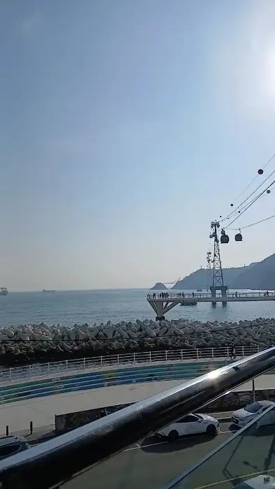바다와 케이블카가 보이는 풍경