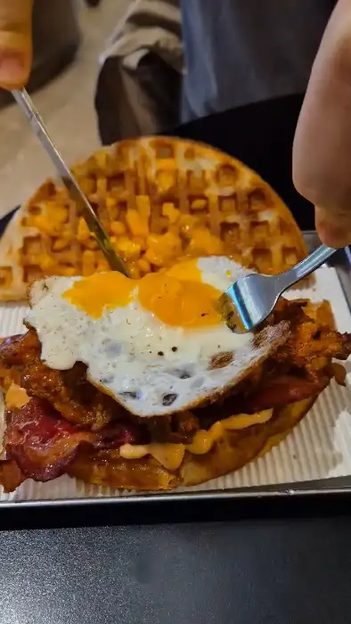 치즈가 녹아있는 와플