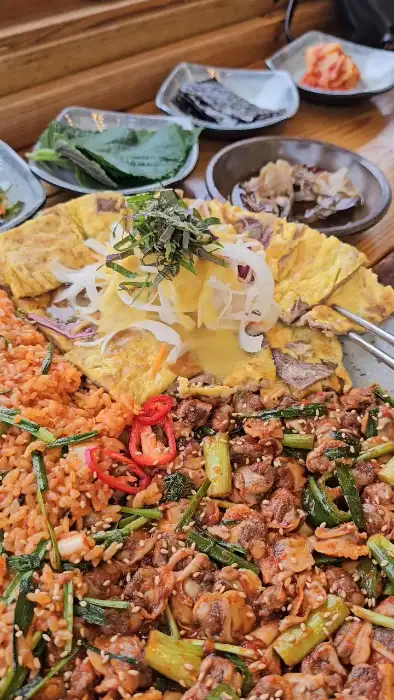 푸짐하게 차려진 꼬막 육전 대판