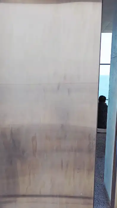 카페 내부에서 보이는 바다 풍경