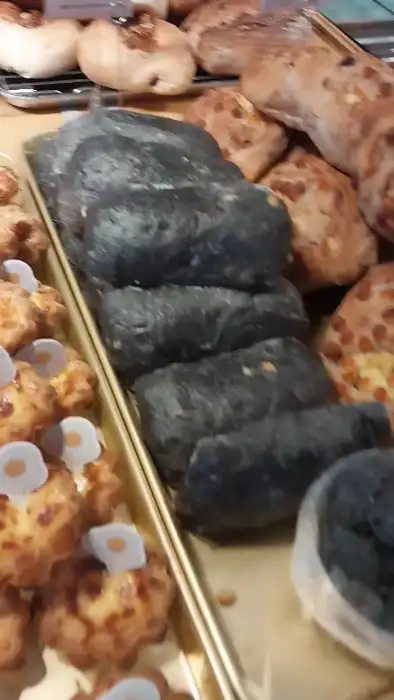 검은색 빵 뭉치