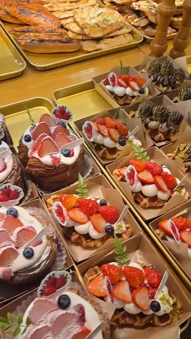 딸기가 올라간 와플과 타르트