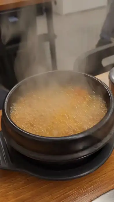 푸짐하게 담긴 비빔냉면 모습