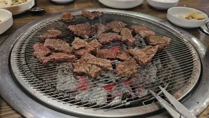 숯불 위에서 구워지고 있는 신선한 소고기
