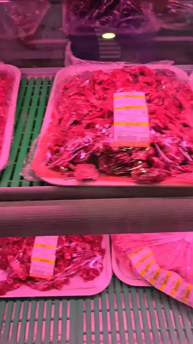 정육점 쇼케이스에 진열된 신선한 소고기