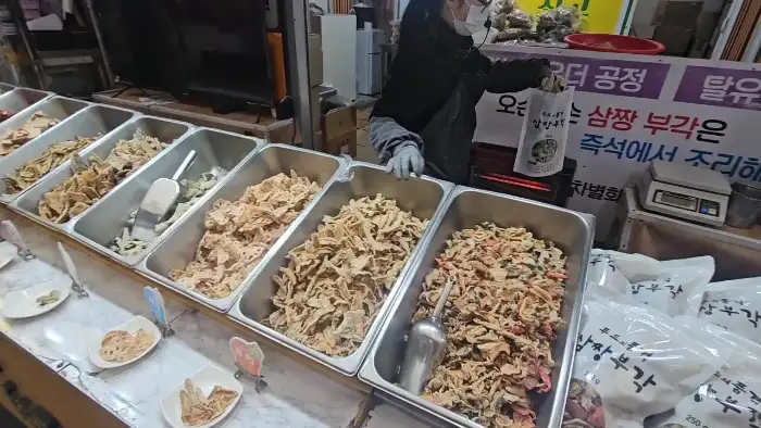 부각이 담긴 진열대를 촬영한 모습