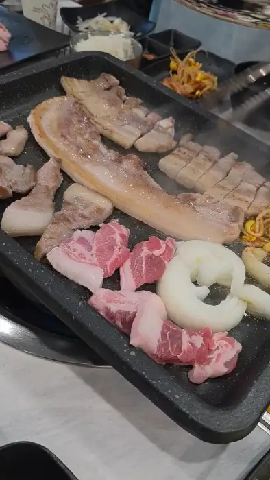팬에 구워지는 다양한 부위의 고기