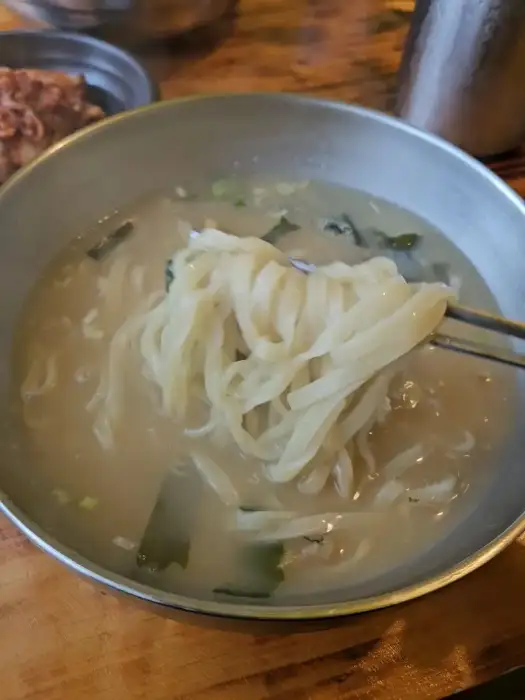 젓가락으로 면을 집어 올리는 모습