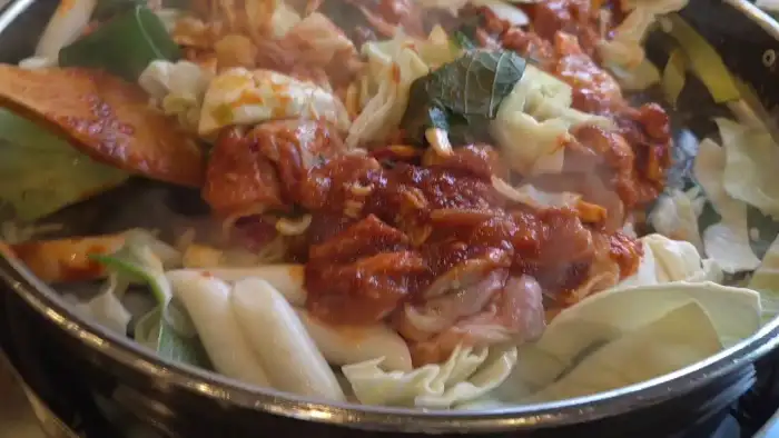 춘천명물닭갈비의 닭갈비 조리 영상