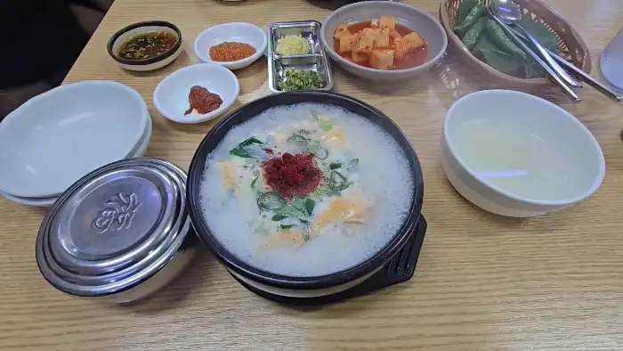 식탁에 차려진 음식