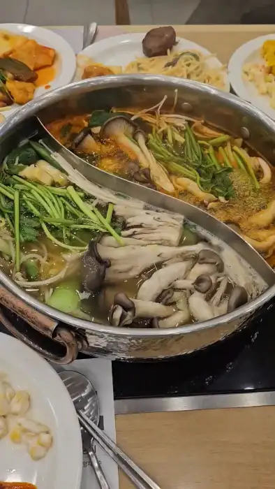 다양한 버섯과 채소가 담긴 샤브샤브 육수 냄비