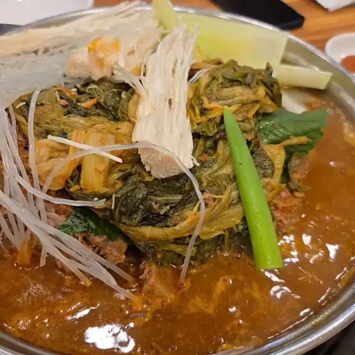 끓고 있는 뼈찜 냄비 클로즈업