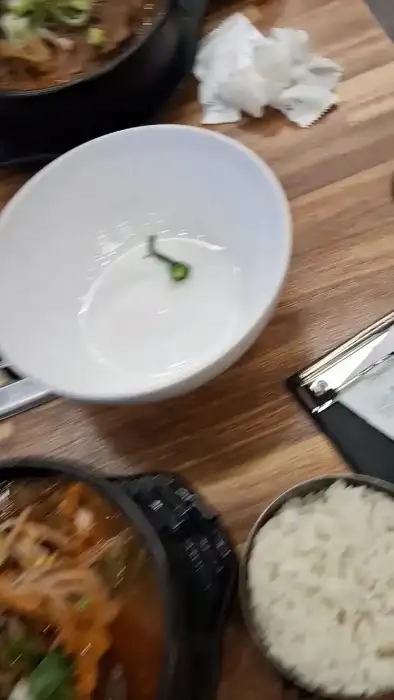 빈 밥공기와 덜어 먹은 감자탕 국물