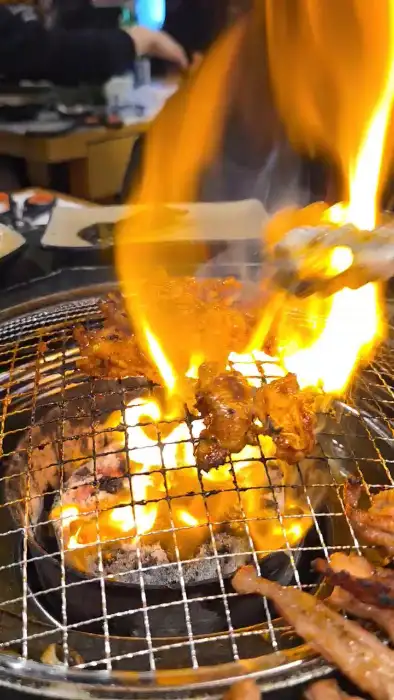 활활 타오르는 불꽃과 함께 구워지는 닭갈비
