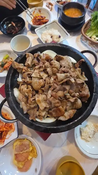 식탁 위 음식들