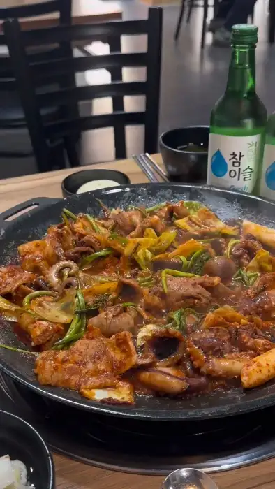쭈꾸미 볶음을 깻잎에 싸먹는 모습