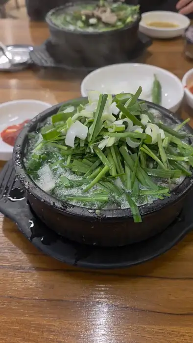 파와 채소가 듬뿍 올라간 내장탕