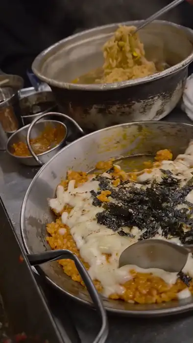 김치볶음밥 위에 치즈와 김이 올라간 모습