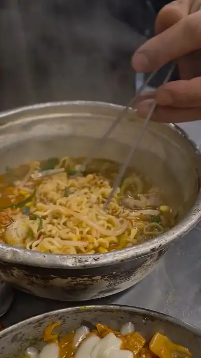 차돌라면이 끓고 있는 모습