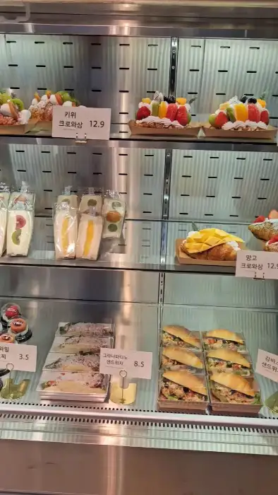 카페 칵터스의 다양한 베이커리 진열대