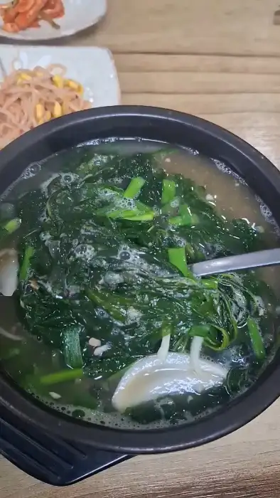 끓고 있는 다슬기 토장탕 클로즈업