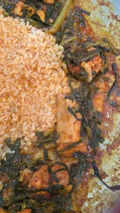 볶음밥 재료와 물닭갈비 내용물이 섞인 모습