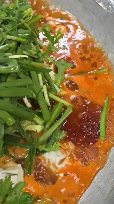 끓고 있는 물닭갈비 국물의 클로즈업