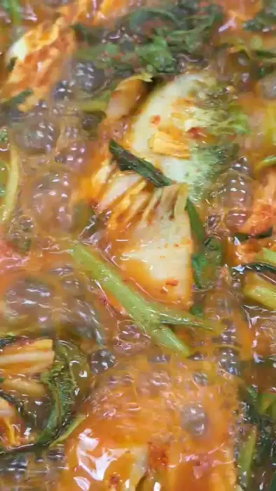 물닭갈비 국물이 끓어 넘칠 듯한 모습