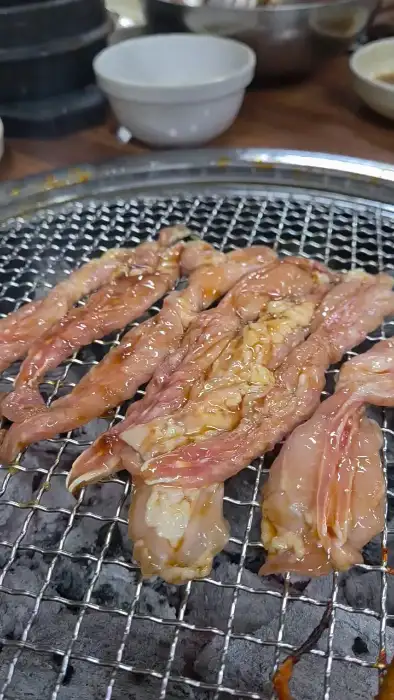 숯불 위에 올라간 닭갈비