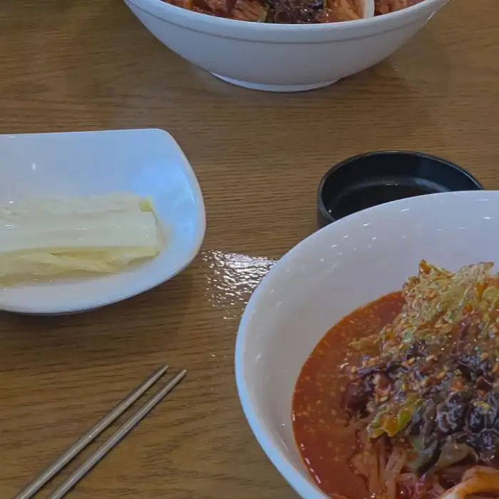 테이블에 놓인 비빔국수와 김치