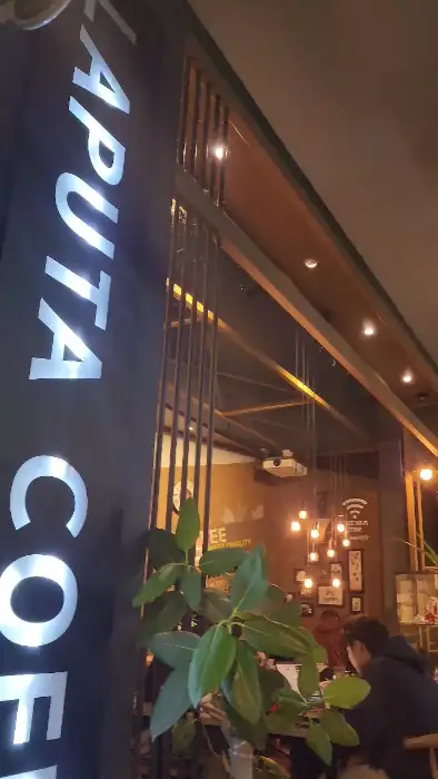 카페 간판 'LAPUTA COFFEE'가 보이는 모습