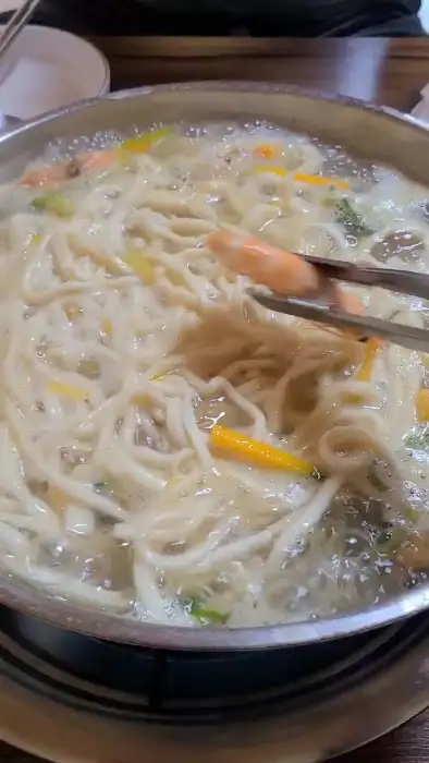 칼국수 면발과 새우 집게로 집는 모습