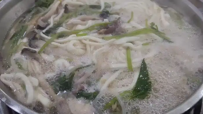 칼국수 안의 면과 채소