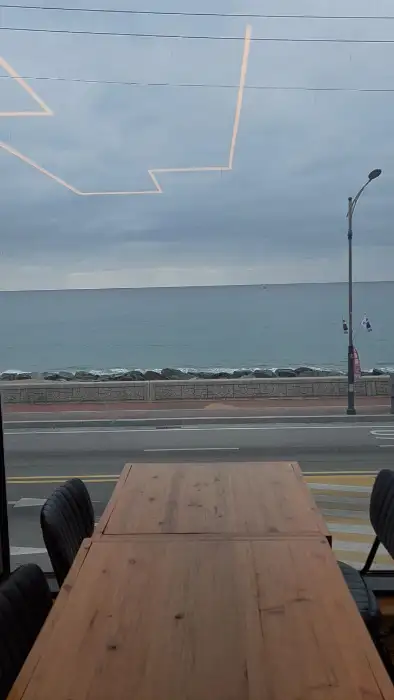 카페 통창 너머로 보이는 시원한 바다 풍경