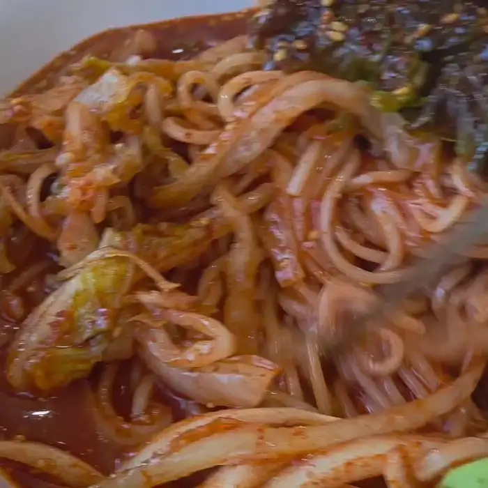 비빔국수의 면발과 양념