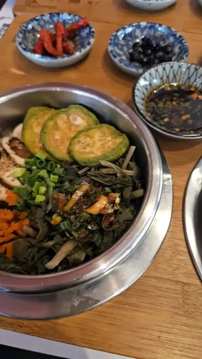 가지 솥밥에 곁들여 나온 소스와 반찬