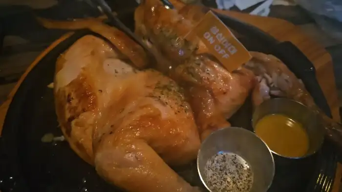 시나몬 코젤 흑맥주와 함께 나온 통닭. 소스 두 가지가 곁들여져 있다.