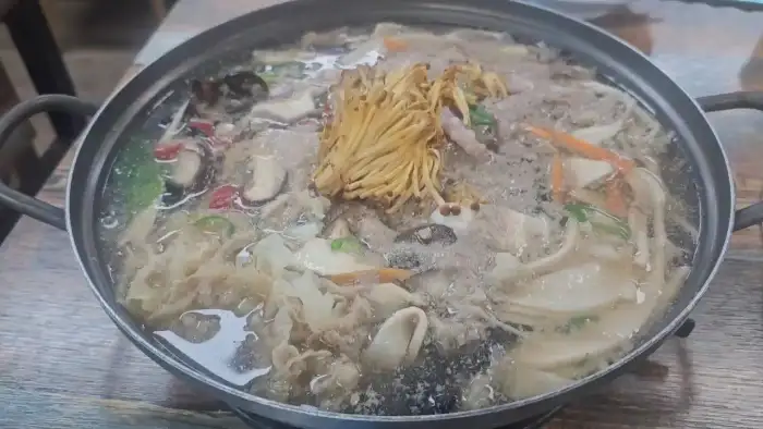 다양한 재료가 들어간 전골