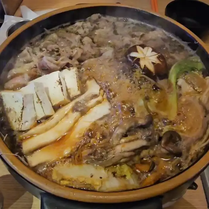 다양한 재료가 담긴 나베