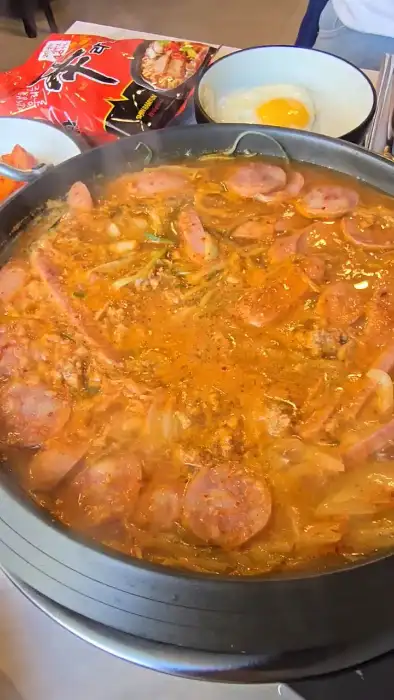 푸짐한 부대찌개
