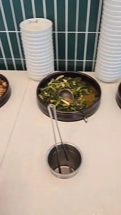 셀프바의 다양한 나물 반찬