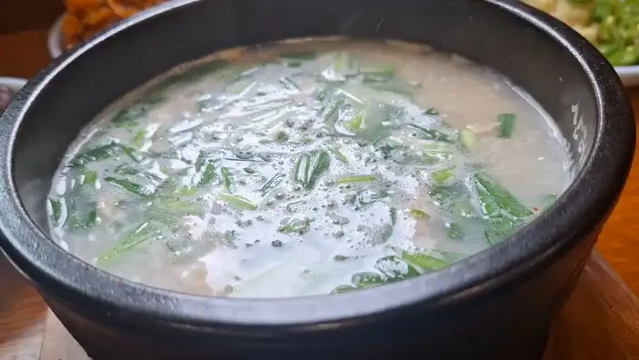 김이 모락모락 나는 따뜻한 국밥