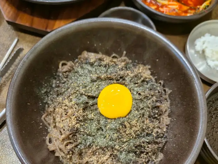 들기름막국수 노른자