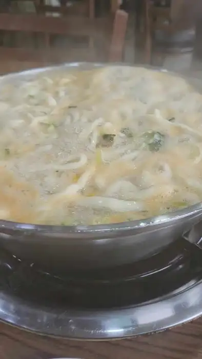 김이 모락모락 나는 칼국수 냄비