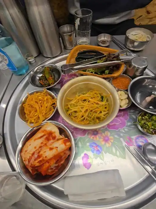 다양한 곁들임 찬과 소스