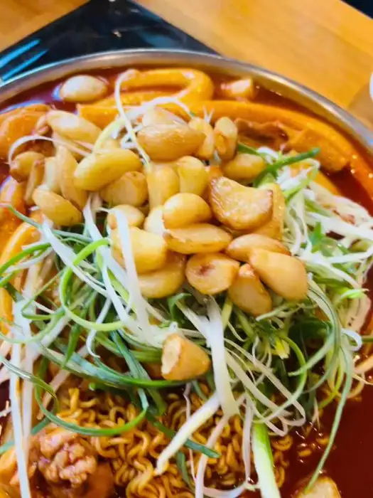 떡볶이 위에 듬뿍 올라간 마늘 후레이크와 파채