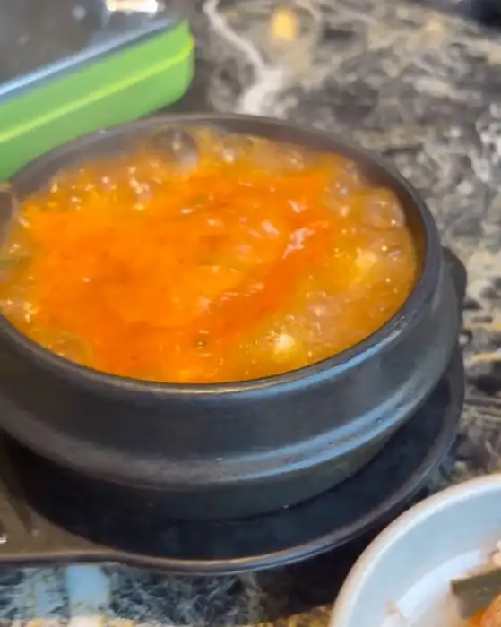 보글보글 끓고 있는 건우황소곱창 독산점의 순두부찌개