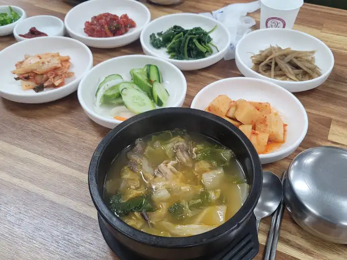 봉화송이식당의 푸짐한 송이소고기국밥과 다양한 밑반찬