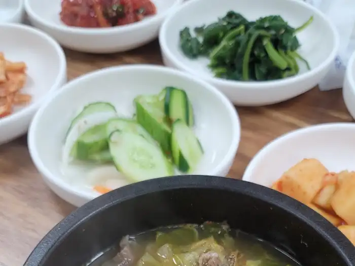 봉화송이식당의 송이소고기국밥 속 큼직한 소고기와 송이 조각