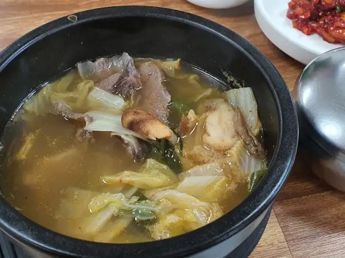 봉화송이식당에서 제공되는 깍두기와 다양한 밑반찬
